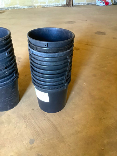 Black round plastic - black,